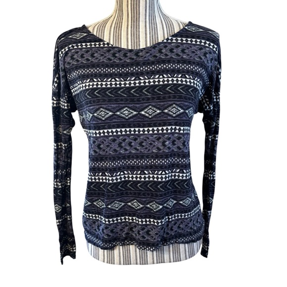 Forever 21 Tops - Forever 21 Top Medium Black Gray White Geometric Aztec Tribal Long Sleeves Soft